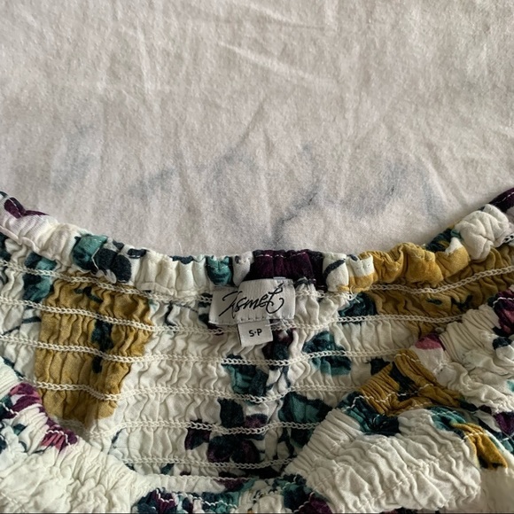 Floral Top with Flowy Sleeves - Picture 3 of 3